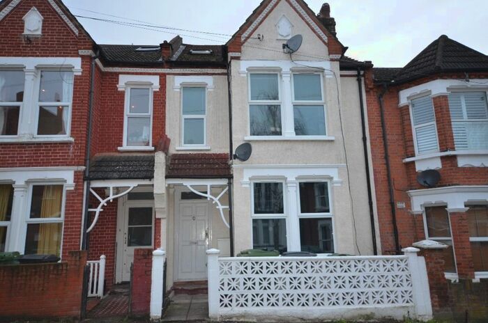 2 Bedroom Flat To Rent In Harpenden Road, West Norwood, London, SE27