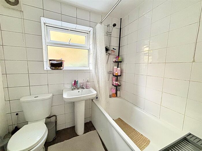 2 Bedroom Flat For Sale In Symes Road, Hamworthy, Poole, BH15