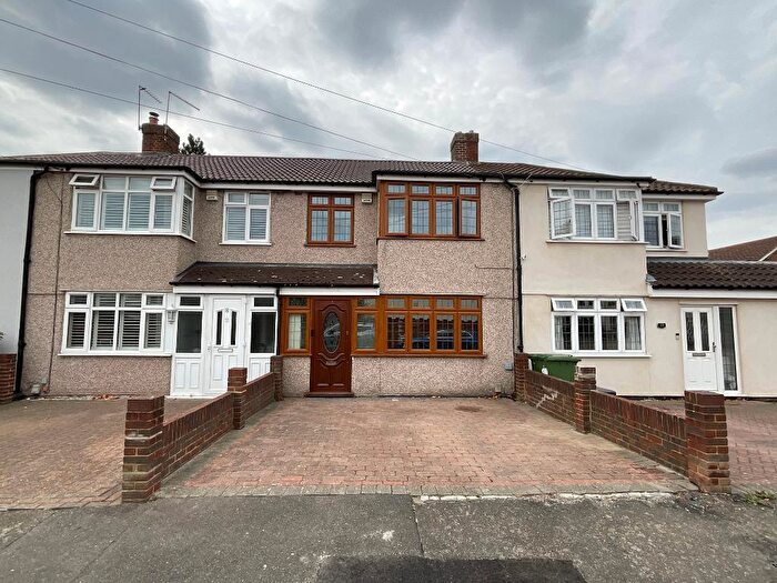 3 Bedroom Terraced House For Sale In Guysfield Close, South Hornchurch, Essex, RM13