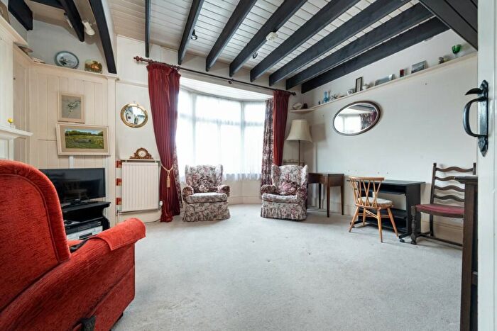 4 Bedroom Semi-Detached House To Rent In Kingsbury, London, NW9