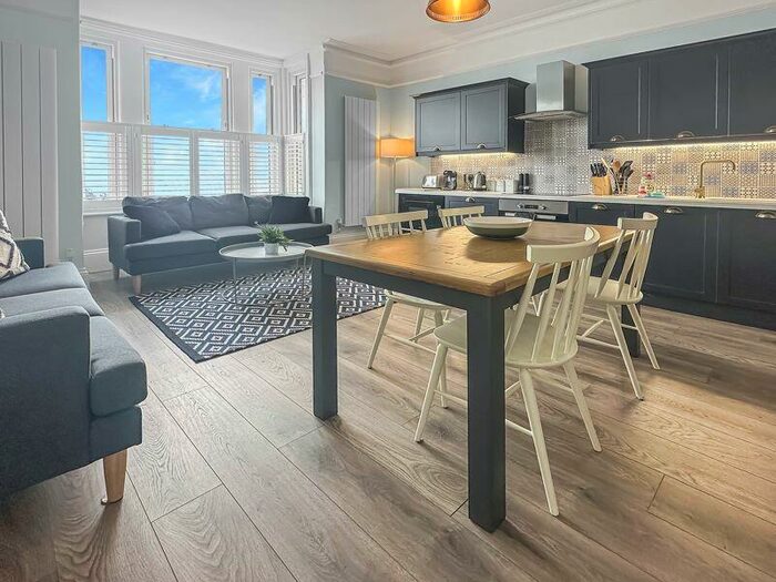 2 Bedroom Flat To Rent In Queens Road, Cowes, PO31