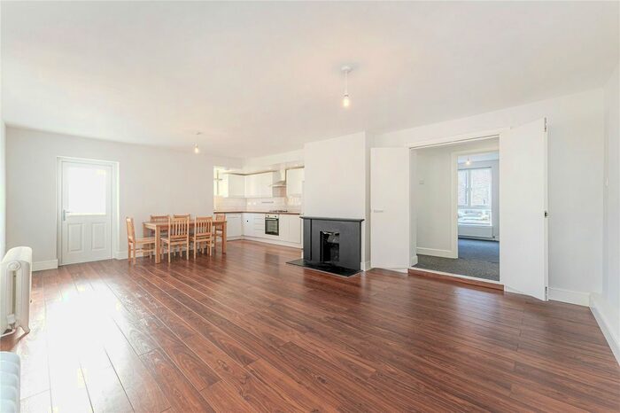 2 Bedroom Flat To Rent In St. Annes Close, London, N6