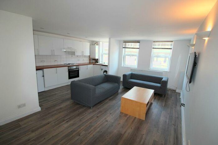 6 Bedroom Flat To Rent In Available For September - Bedroom Flat For Students - Winton, BH9