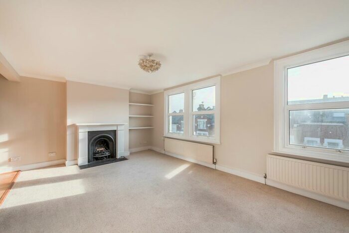 2 Bedroom Flat To Rent In Comyn Road, , London, SW11