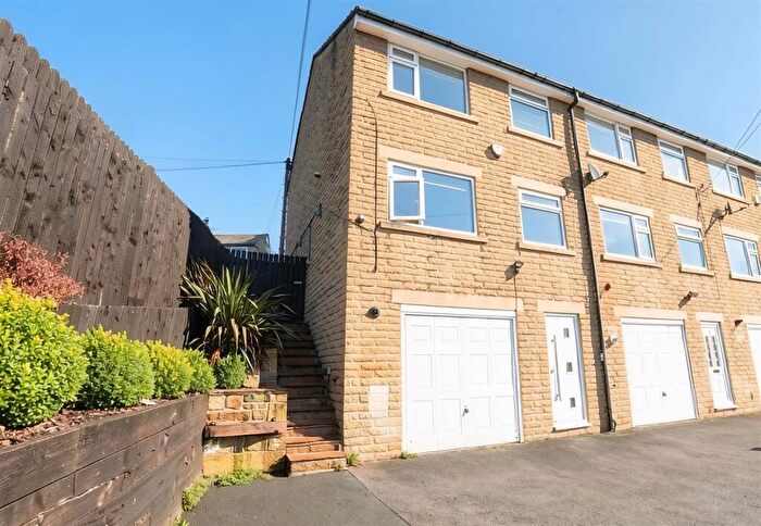 3 Bedroom Town House For Sale In Clay House Lane, Greetland, Halifax, HX4