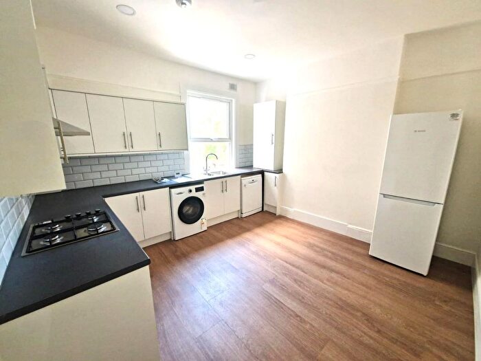 2 Bedroom Flat To Rent In Champion Grove, London, SE5