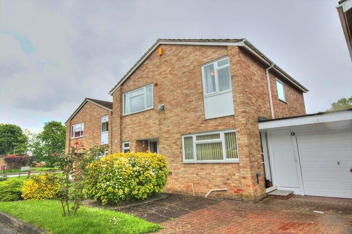 4 Bedroom Link Detached House To Rent In Holyrood Close, Caversham Park Village, Reading, RG4