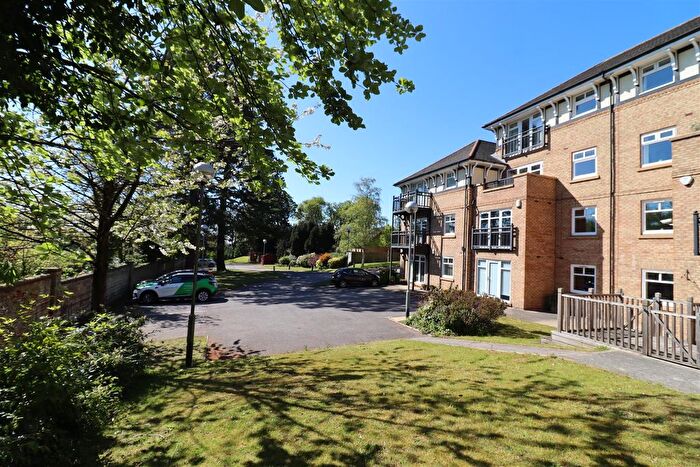 3 Bedroom Flat For Sale In Hellyer Close, North Ferriby, HU14