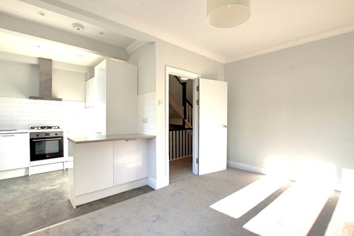 3 Bedroom Flat To Rent In Southcroft Road, London, SW16