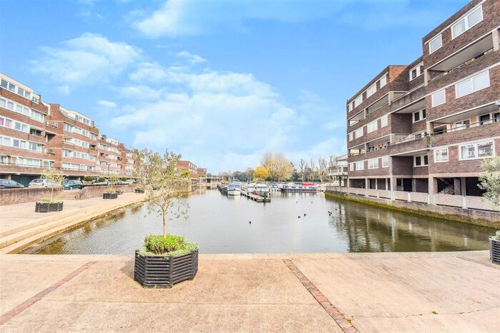 1 Bedroom Flat To Rent In Justin Close, Brentford, TW8