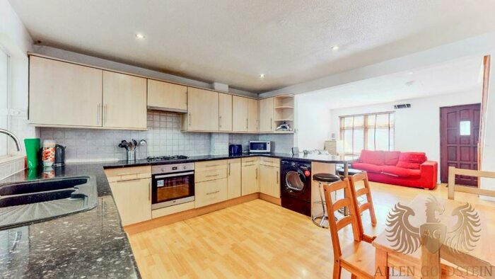 4 Bedroom Terraced House To Rent In Coverley Close, E1