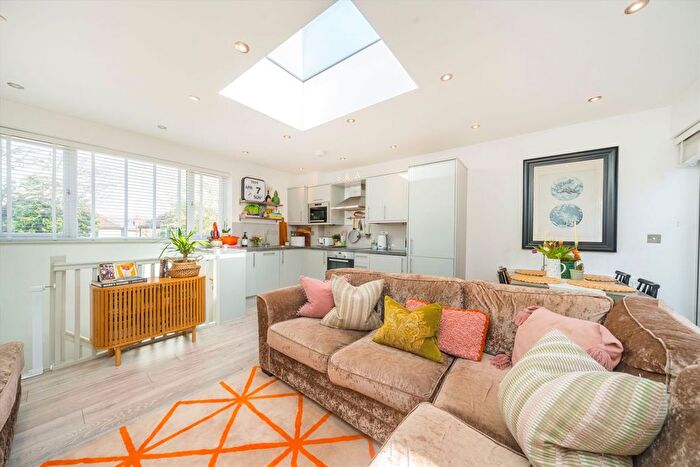 1 Bedroom Flat For Sale In Ewell Road, Surbiton, KT6