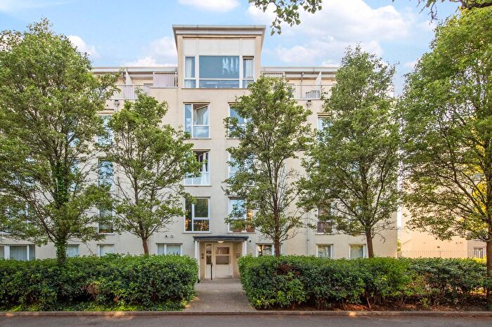 3 Bedroom Flat To Rent In Cedar House, Melliss Avenue, TW9