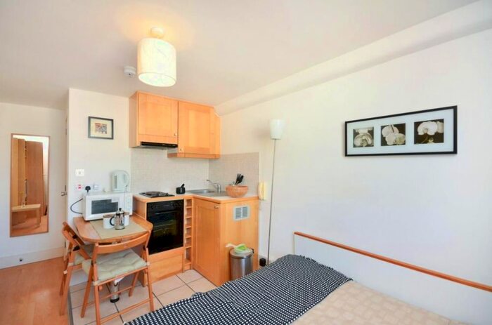 Studio To Rent In Belgrave Road, Pimlico, London, SW1V