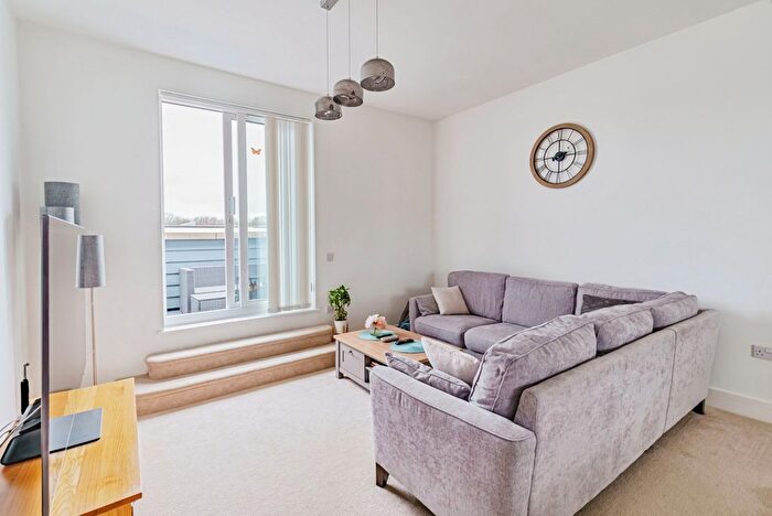 2 Bedroom Maisonette For Sale In Canalside, Redhill, Surrey, RH1