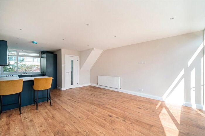 3 Bedroom Apartment For Sale In South View Court, Woking, Surrey, GU22