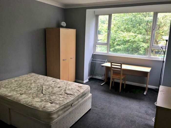 4 Bedroom Flat To Rent In Wilmslow Road, Manchester, Greater Manchester, M14