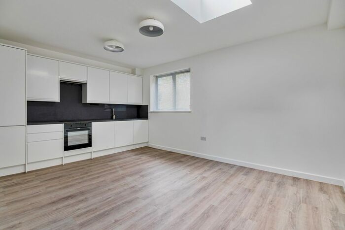 3 Bedroom Flat To Rent In Balham High Road, Balham, SW12