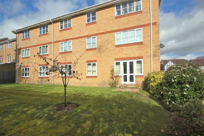 2 Bedroom Flat To Rent In Knaphill, GU21