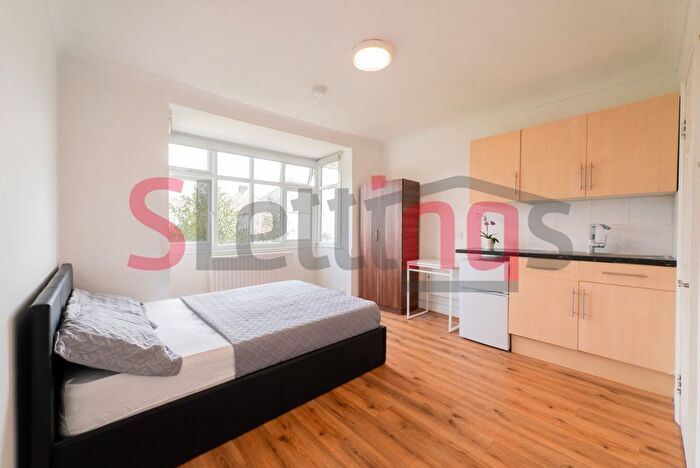 Studio To Rent In London, NW4