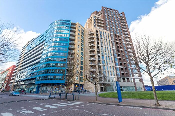 3 Bedroom Flat To Rent In Westgate Apartments, Western Gateway, Excel, Royal Victoria Docks, Canary Wharf, London, E16