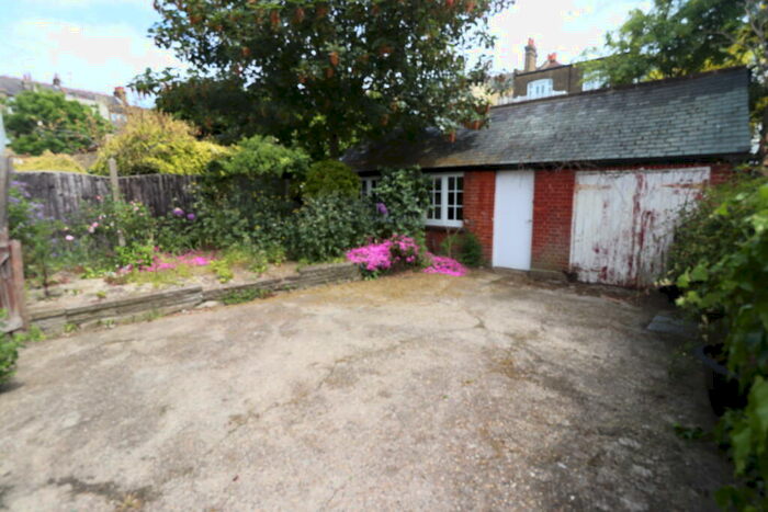 2 Bedroom Apartment To Rent In Cobham Road, Westcliff On Sea, SS0