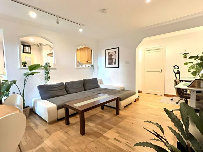 2 Bedroom Flat To Rent In Avonmore Road, London, W14