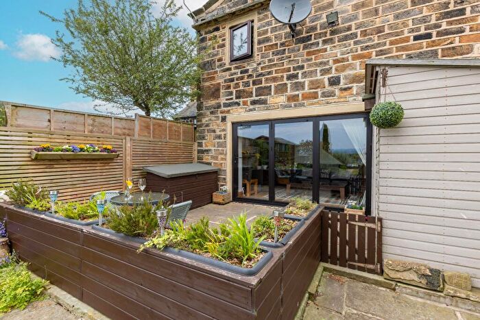 2 Bedroom Link Detached House For Sale In Saxon Court, Wyke, BD12