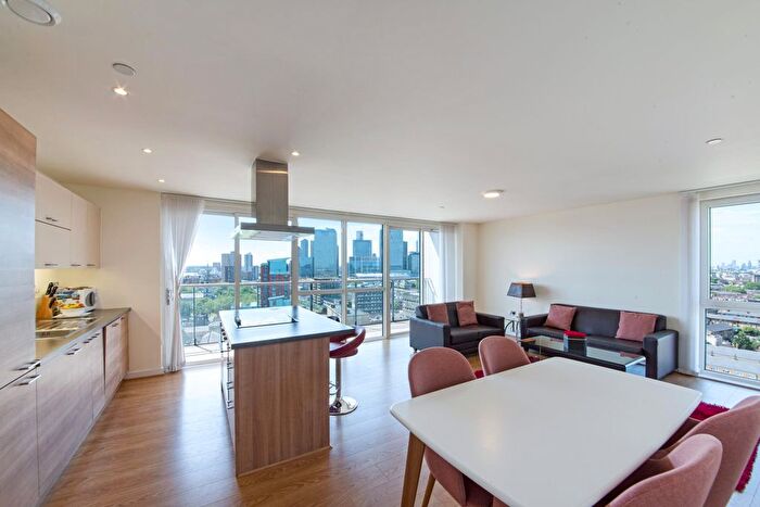 3 Bedroom Flat To Rent In Panoramic Tower, Currie Street, London, E14