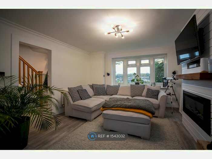 3 Bedroom Semi-Detached House To Rent In Sussex Drive, Chatham Kent, ME5