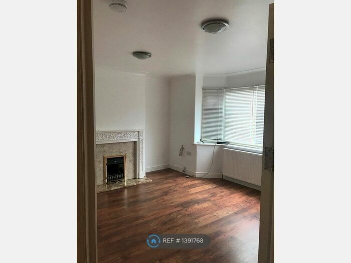 2 Bedroom Flat To Rent In Queens Walk, South Ruislip, HA4