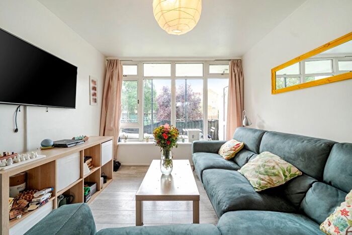 2 Bedroom Flat For Sale In Heather Close, London, SW8