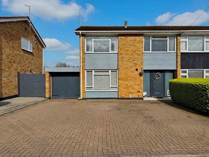3 Bedroom Semi-Detached House For Sale In Rubicon Avenue, Wickford, SS11