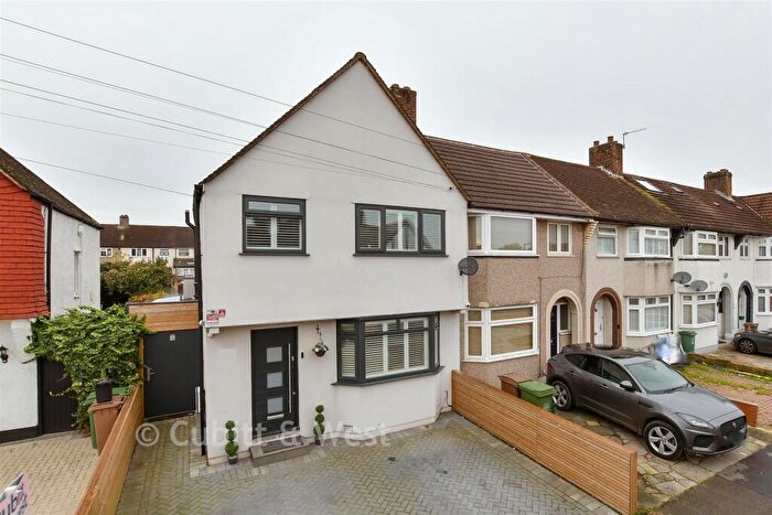 3 Bedroom End Of Terrace House For Sale In Bramblewood Close, Carshalton, Surrey, SM5