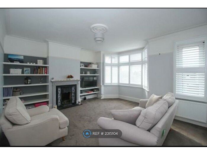 2 Bedroom Maisonette To Rent In Pinner Hill Road, Pinner, HA5