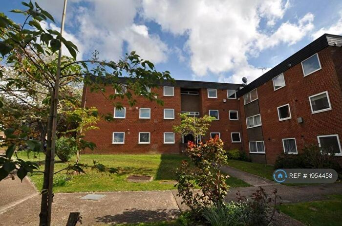 2 Bedroom Flat To Rent In Rosetrees, Guildford, GU1