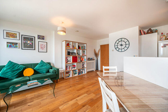 1 Bedroom Flat For Sale In West Central Apartments, Walthamstow, London, E17