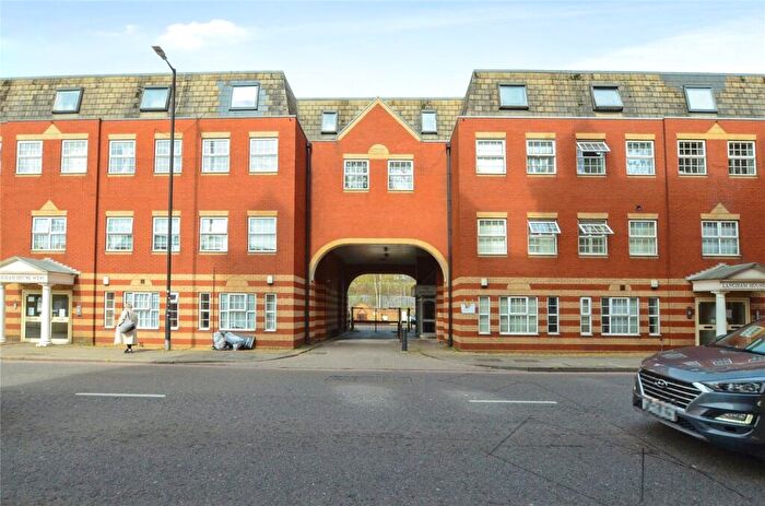 2 Bedroom Flat For Sale In Mill Street, Luton, Bedfordshire, LU1