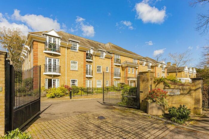 2 Bedroom Flat For Sale In Oatlands Avenue, Weybridge, KT13