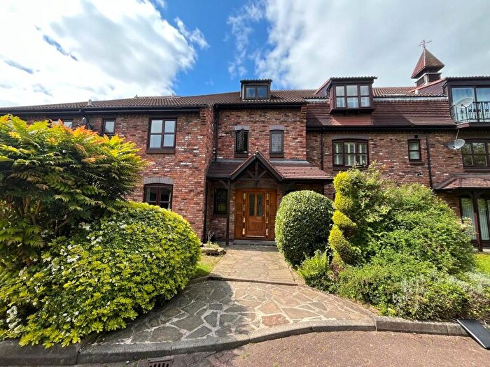 2 Bedroom Apartment To Rent In Drayton Manor, Parrs Wood Road, Didsbury, Manchester, M20