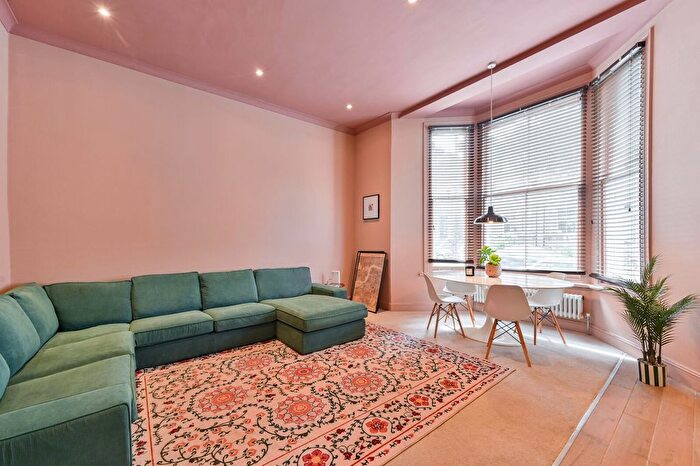 2 Bedroom Flat To Rent In Gauden Road, Clapham Old Town, London, SW4