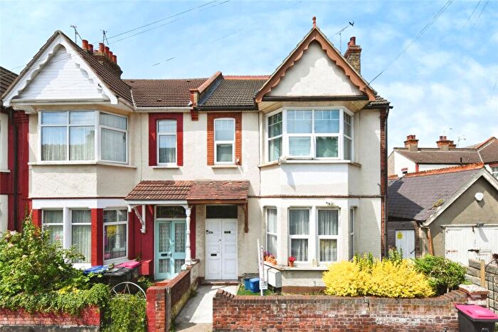 2 Bedroom Flat For Sale In Ramuz Drive, Westcliff-on-Sea, Essex, SS0