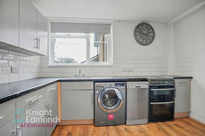 2 Bedroom Flat For Sale In Farleigh Lane, Maidstone, ME16