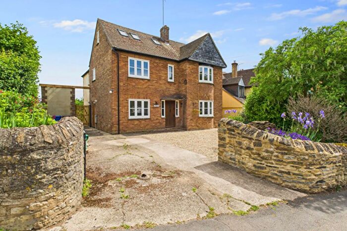 5 Bedroom Detached House For Sale In Church Road, Brackley, NN13