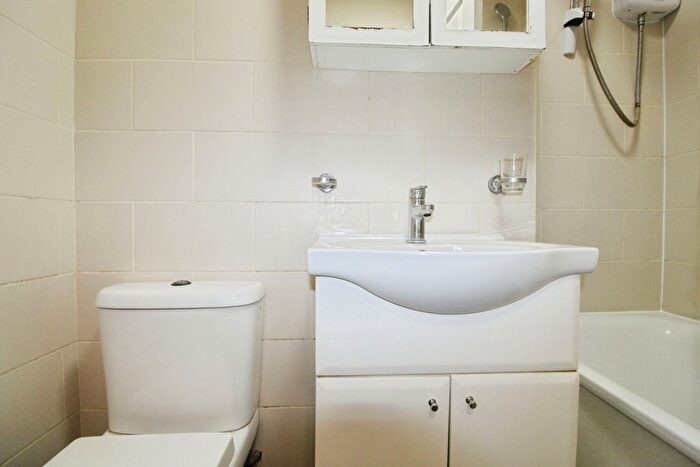 1 Bedroom Studio To Rent In Colwyn Green, Snowdon Drive, Kingsbury, NW9
