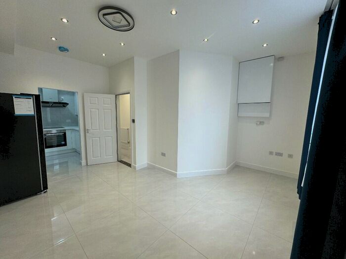 3 Bedroom Flat To Rent In Coronation Road, Bristol, BS3