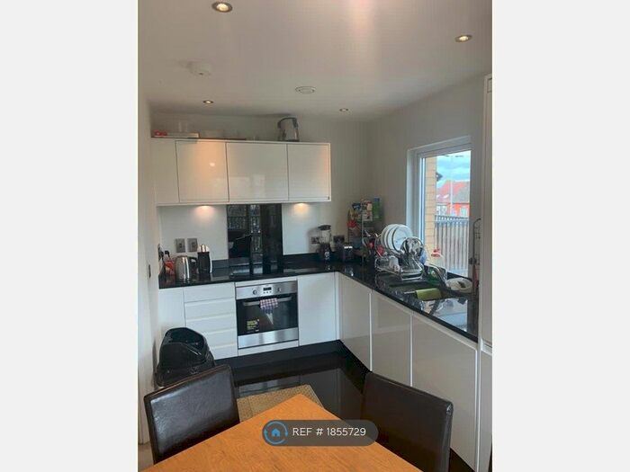 3 Bedroom Flat To Rent In Clarence Avenue, Ilford, IG2
