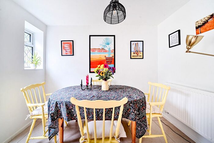 3 Bedroom Semi-Detached House For Sale In Weir Road, Hampshire, RG27