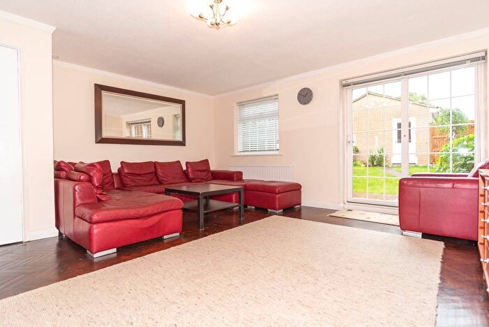 3 Bedroom Terraced House To Rent In Elm Way, London, N11