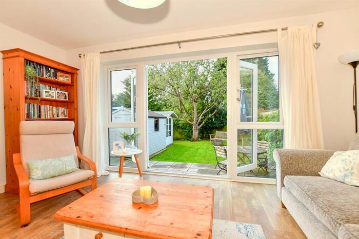 3 Bedroom Semi-Detached House For Sale In Dover Road, Guston, Kent, CT15